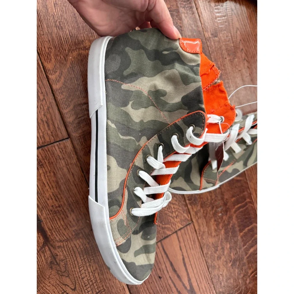 Lot of 2 High Top Sneakers Camo Star Print Size 11 Y2K Emo Grunge Skater